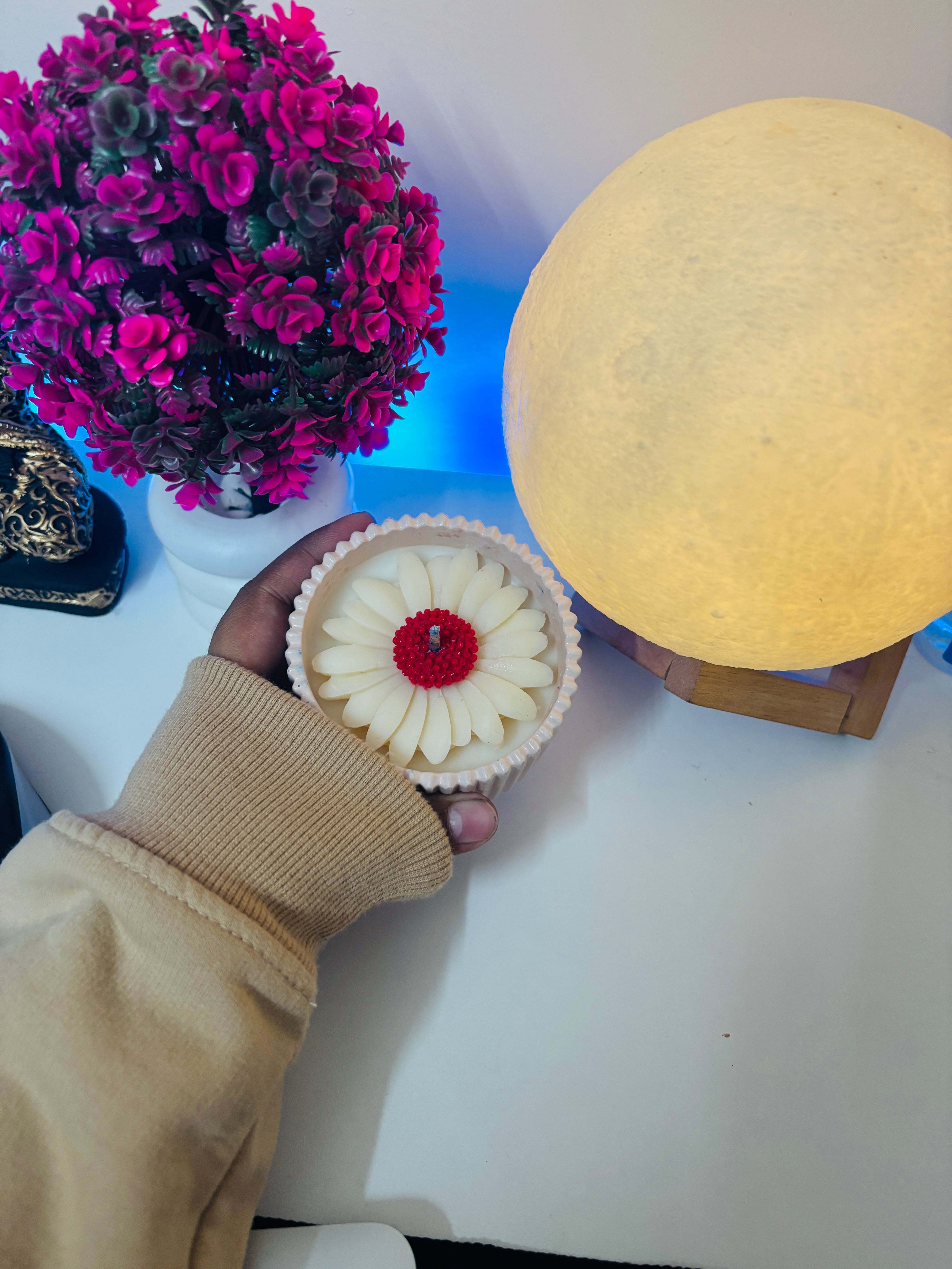 Concrete Candle (with daisy)