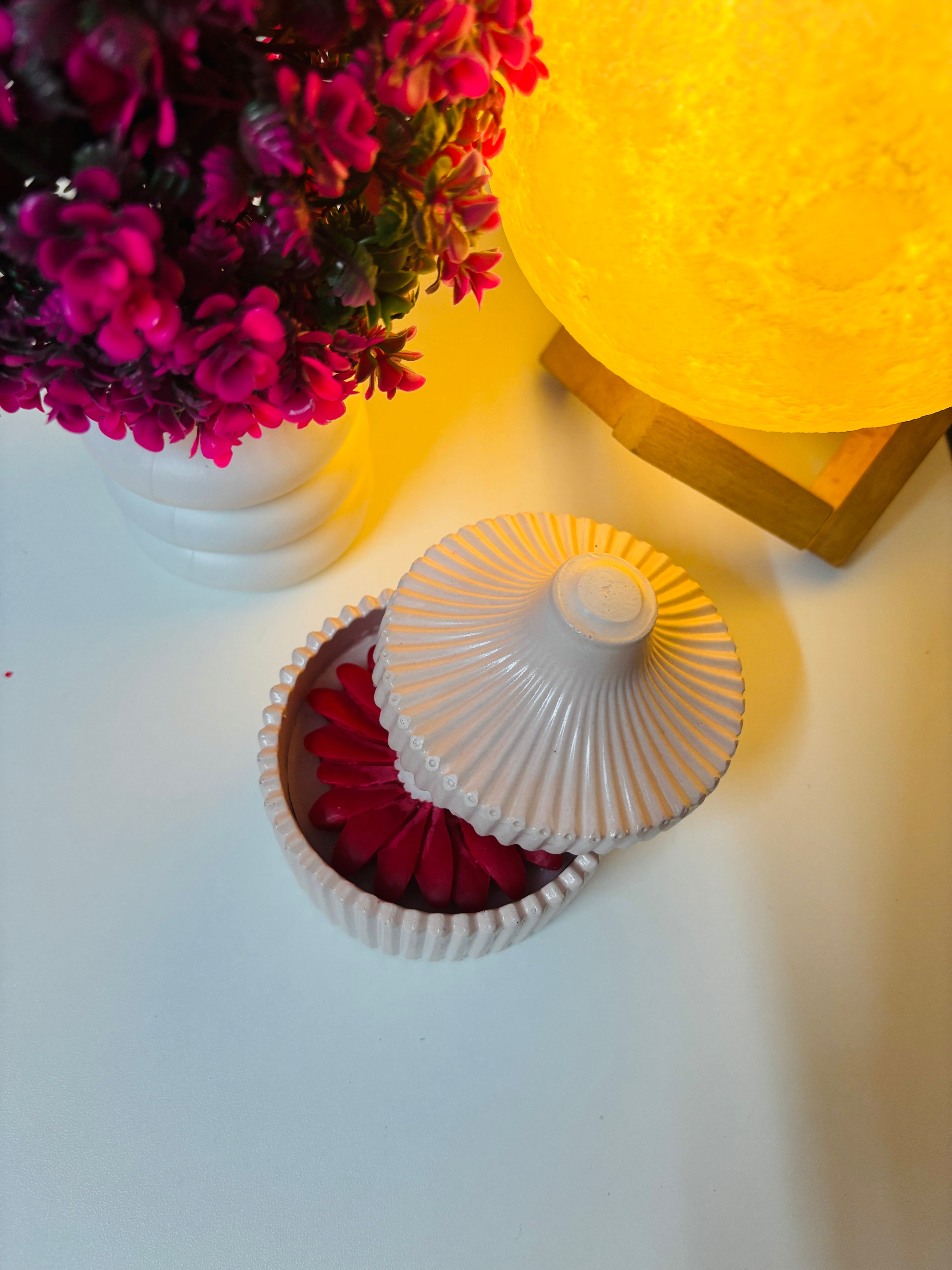 Concrete Candle (with daisy)